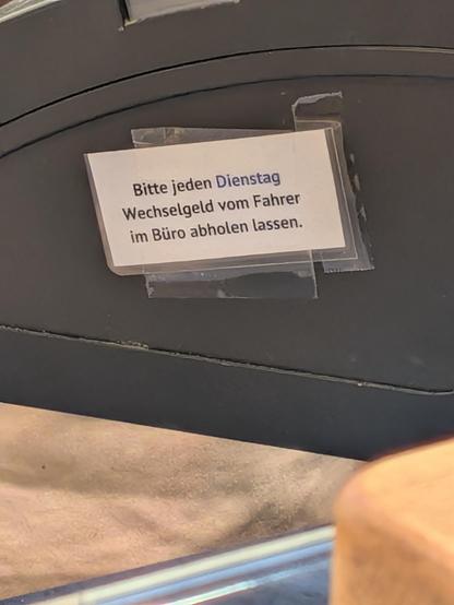 Schild am Bondrucker der Kasse "Bitte jeden Dienstag Wechselgeld vom Fahrer im Büro abholen lassen"